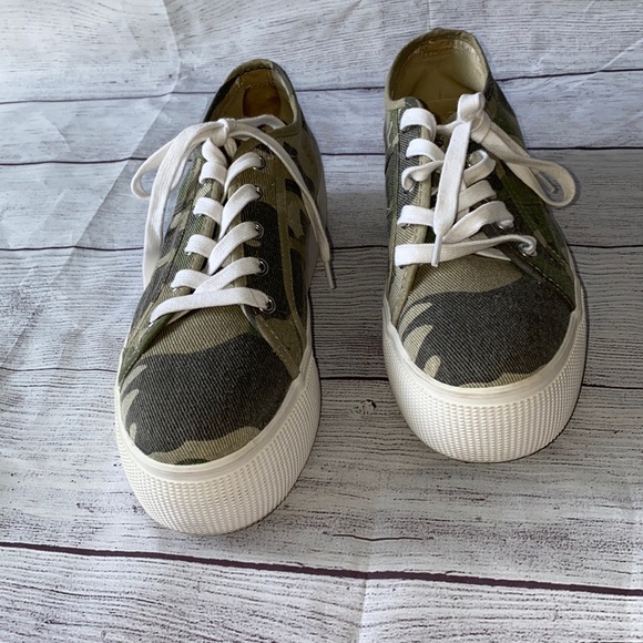 Steve Madden Emmi Camo Sneaker Size 10 (9-9.5) - Picture 7 of 9